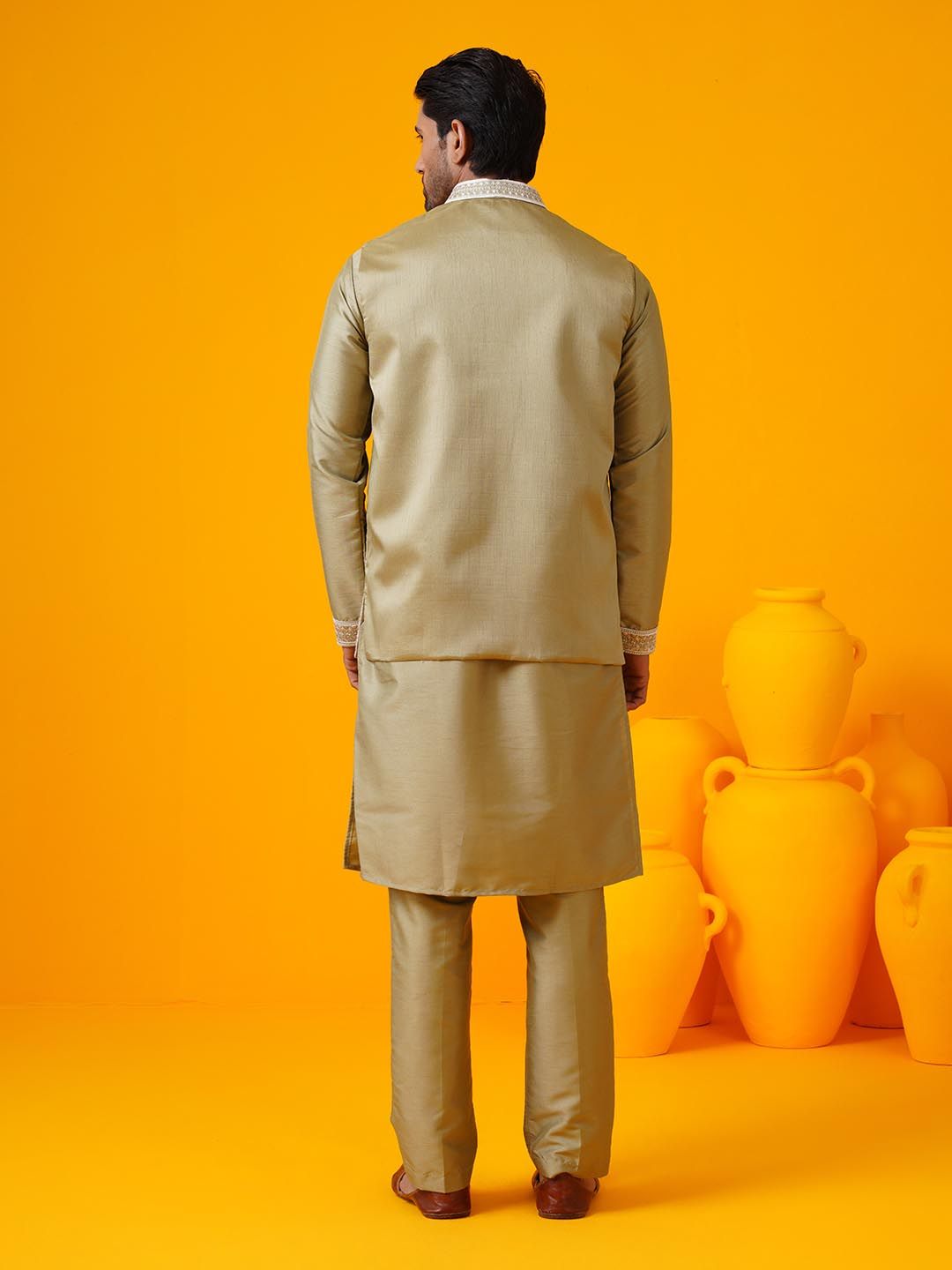 SOJANYA LUXE Motif Etnik Bersulam Kolar Mandarin Kurta Lurus & Seluar & Jaket