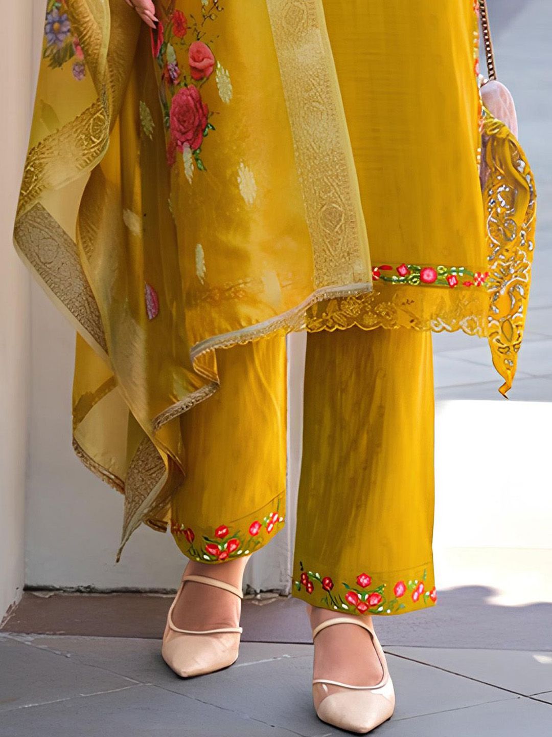 Varanga Women Floral Embroidered Regular Thread Work Kurta with Trousers & With Dupatta