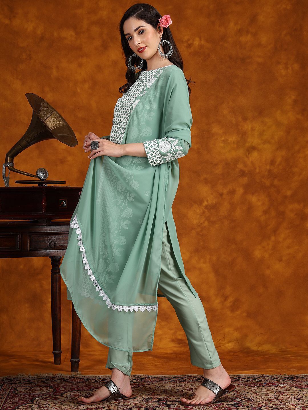Kalini Floral Bulatan Benang Kerja Kurta dengan Seluar & Dupatta