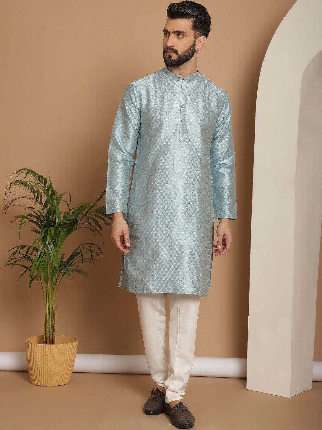 Kurta Sutera Jacquard Bersulam Anouk Dengan Jaket Churidar & Nehru