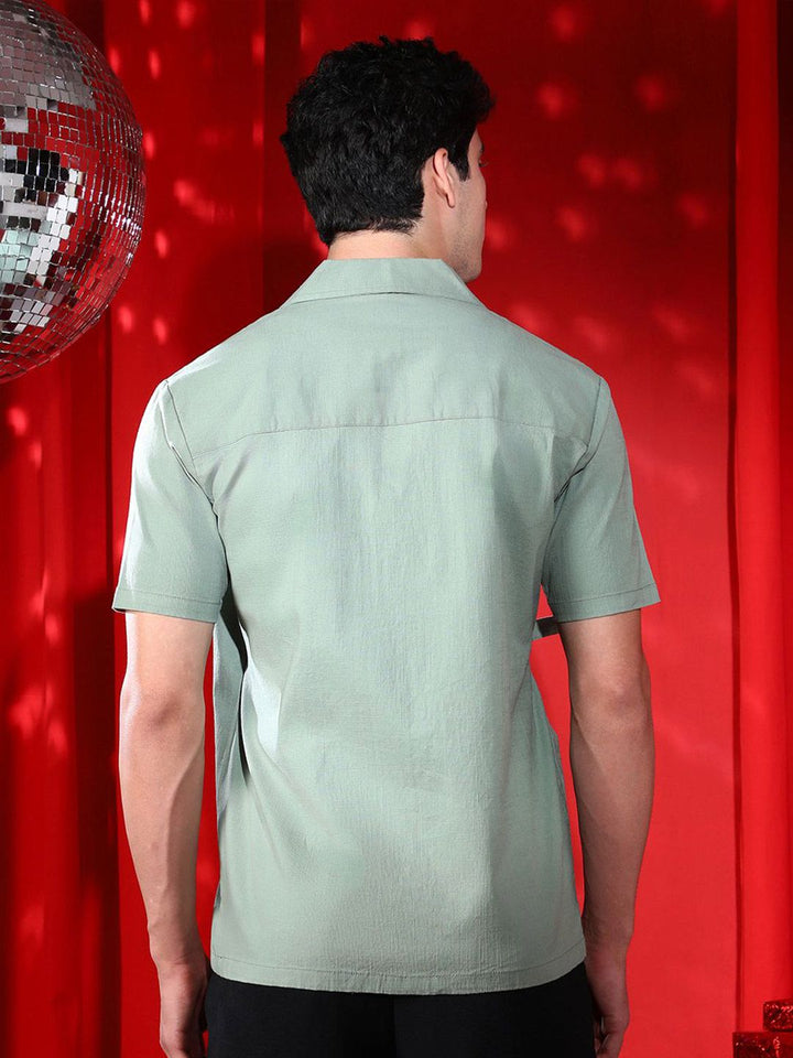Kampus Sutra Lelaki Memperkenalkan Pepejal Baju Kasual
