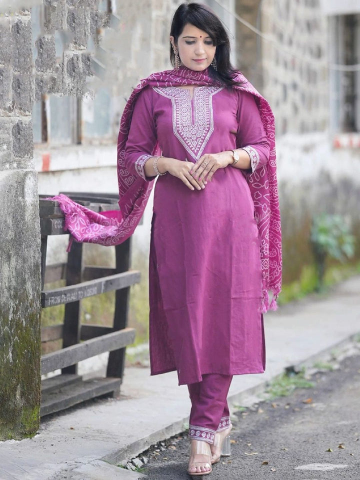 Kalini Floral Comal Nech-Neck Lurus Kurta Sutera Tulen dengan Seluar dan Dupatta