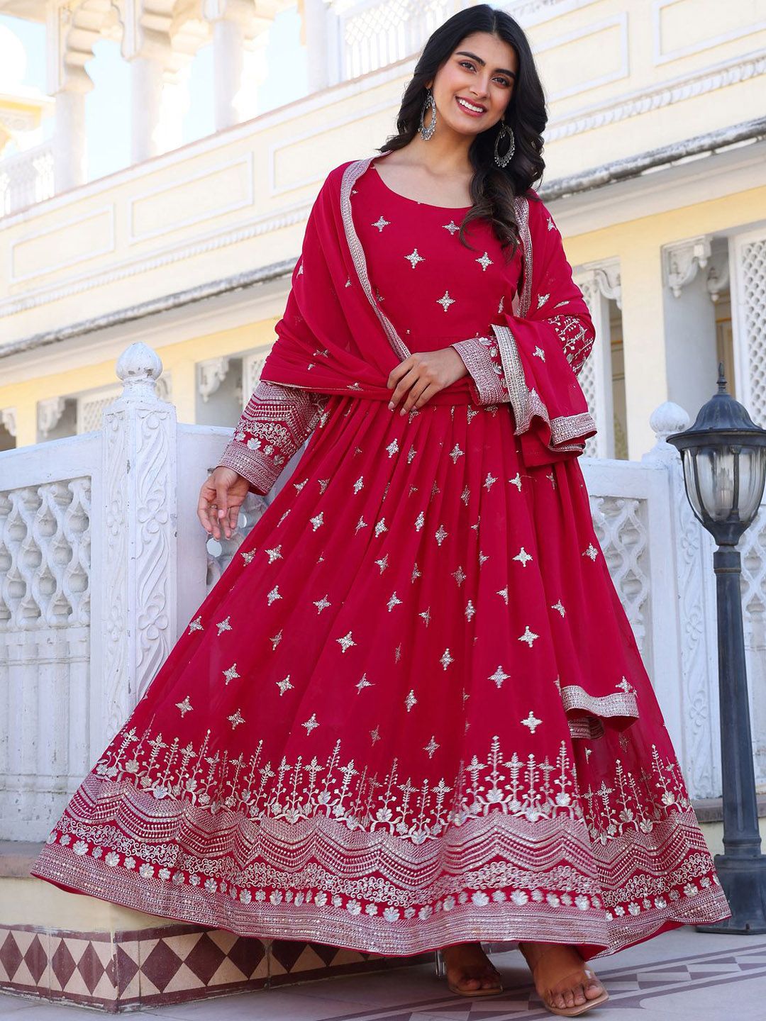 Kalini Floral bersulam Georgette Anarkali kurta dengan ttrousers & dupatta