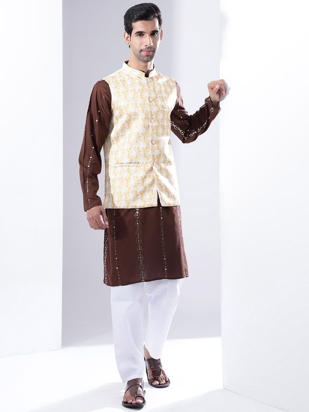 Anouk Men Sulam Kurta Kapas Tulen dengan Pijama Dengan Jaket Nehru