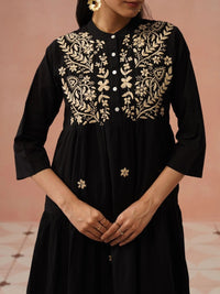 Pakaian Midi Bersulam A-Line House of Chikankari