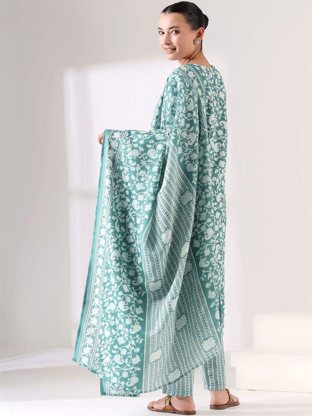 Mamicha Women Floral Printed Regular Thread Work Kurta with Trousers & With Dupatta
