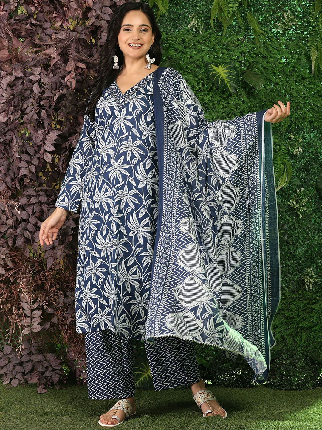 Mamicha Women Floral Printed Regular Pure Cotton Kurta with Palazzos & With Dupatta