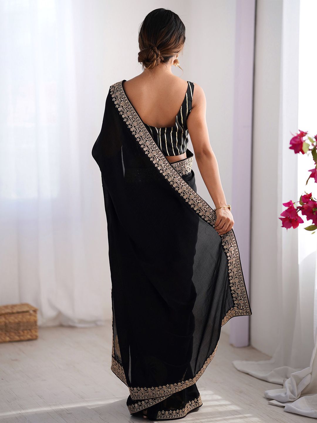 Saree mall Floral Sequinned Silk Blend Sarees