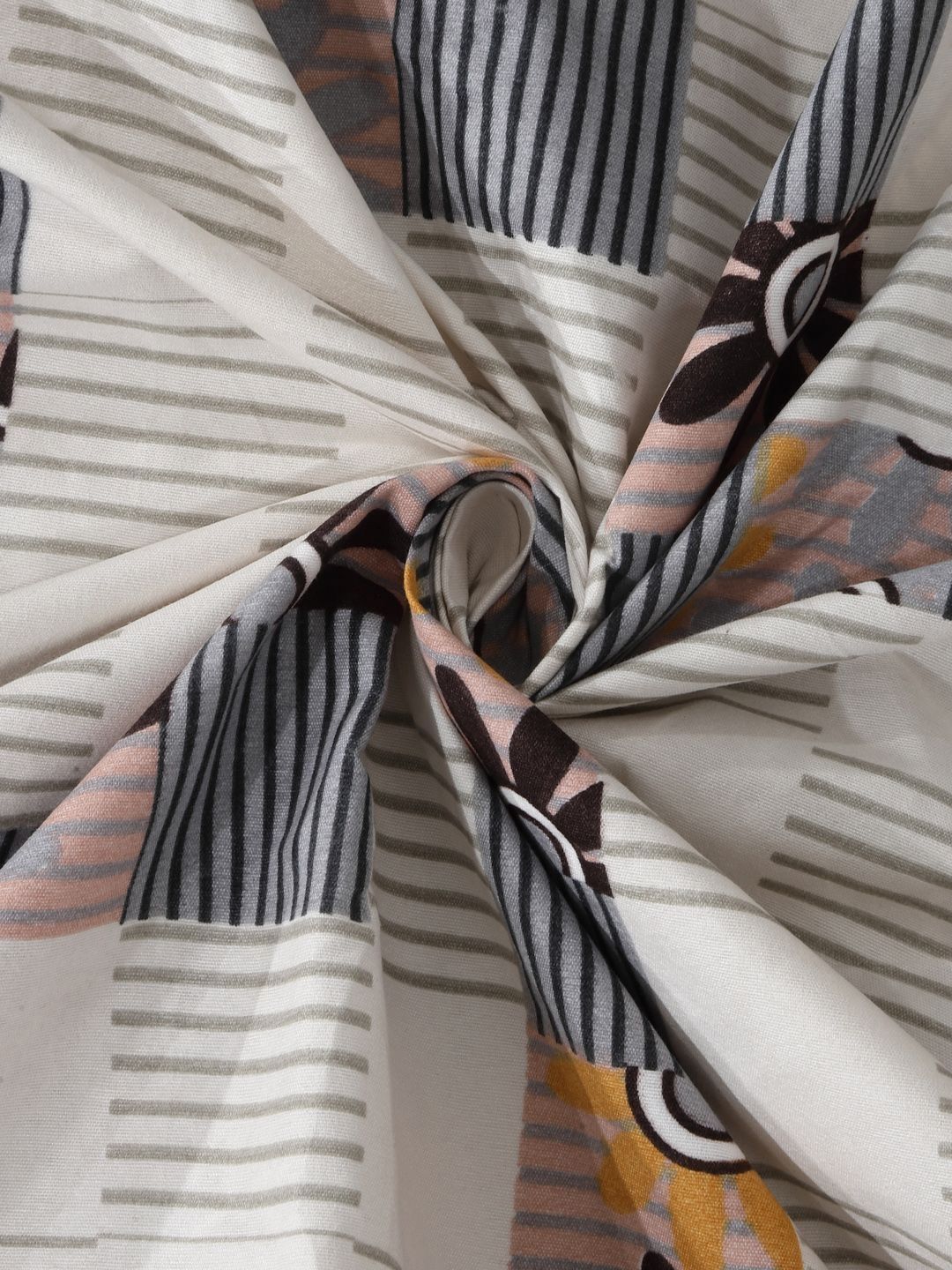 Myntra Elegant Homes Off White & Black Geometric Printed Dilengkapi 300 TC King Bedsheet dengan 2 Sarung Bantal