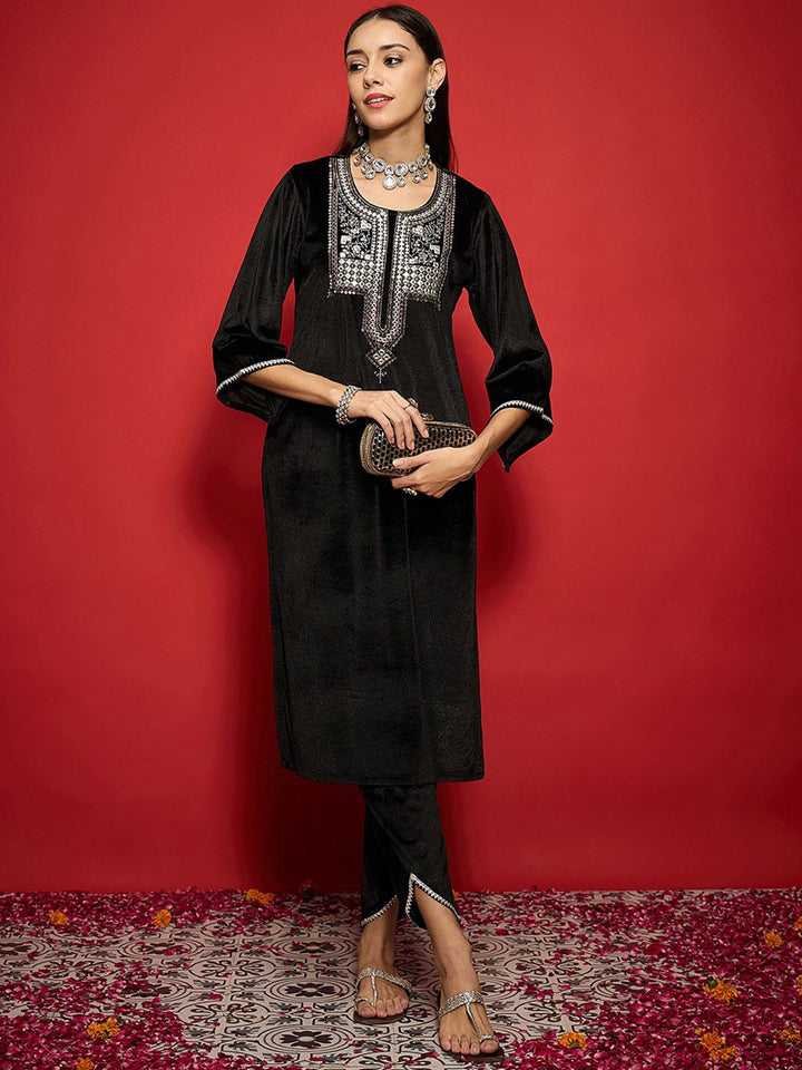 Shae by SASSAFRAS Women Embroidered Grandeur & Majestic Artwork Velvet Kurta