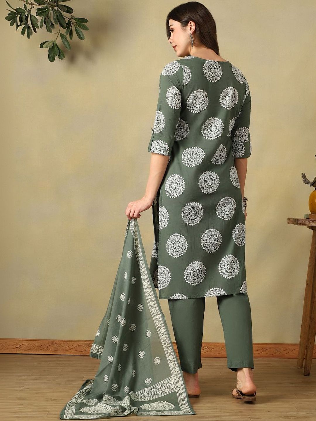 Mamicha Women Ethnic Motifs Printed Regular Thread Work Pure Cotton Kurta with Trousers & With Dupatta