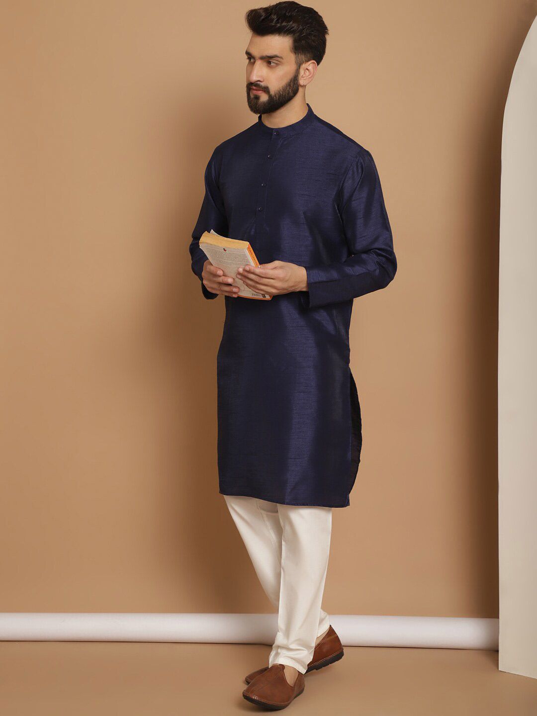 Kurta Lengan Panjang Kolar Mandarin Anouk dengan Churidar