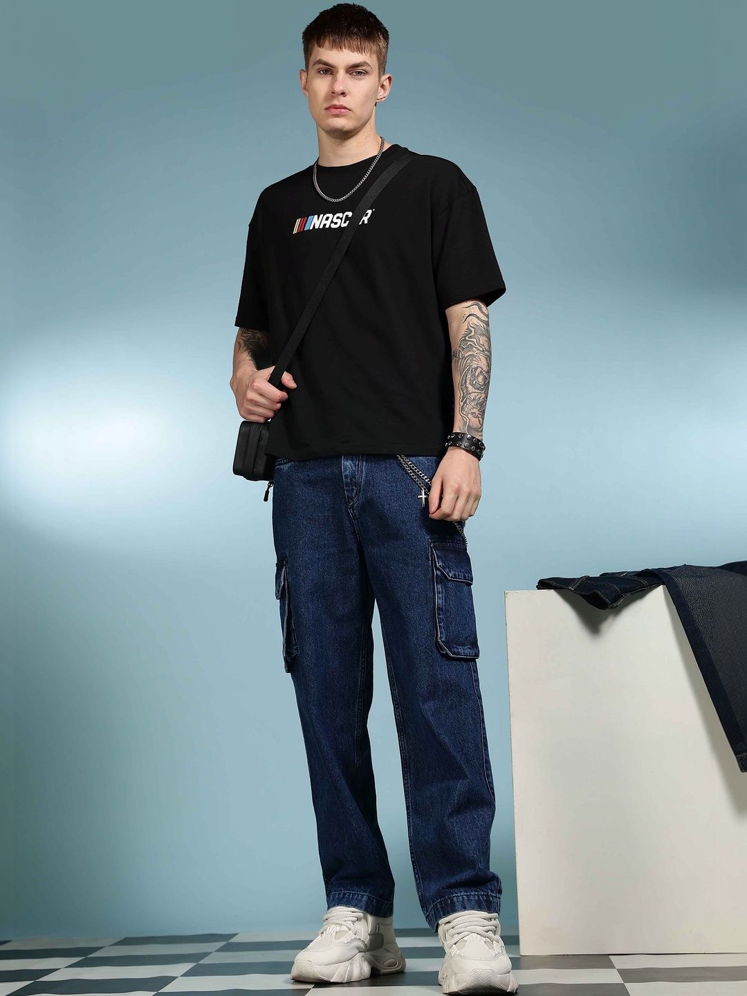 Eszett Men Washed Baggy-Fit Twin Pocket Mid-Rise Cargo Jeans