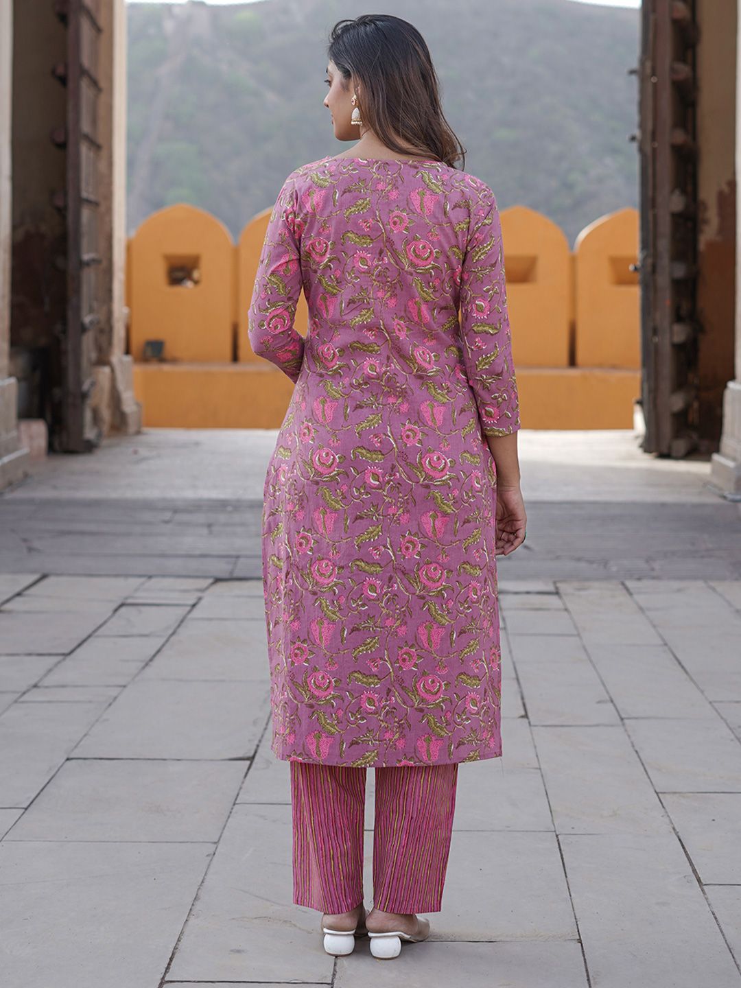 Kalini dicetak berturut -turut Kurta Lurus Lurus Kalini dengan seluar & dupatta