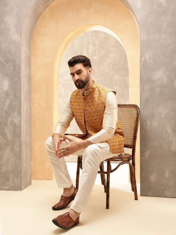 Anouk Beige Woven Design Jacquard Silk Straight Kurta Dengan Piyama Dan Jaket Nehru