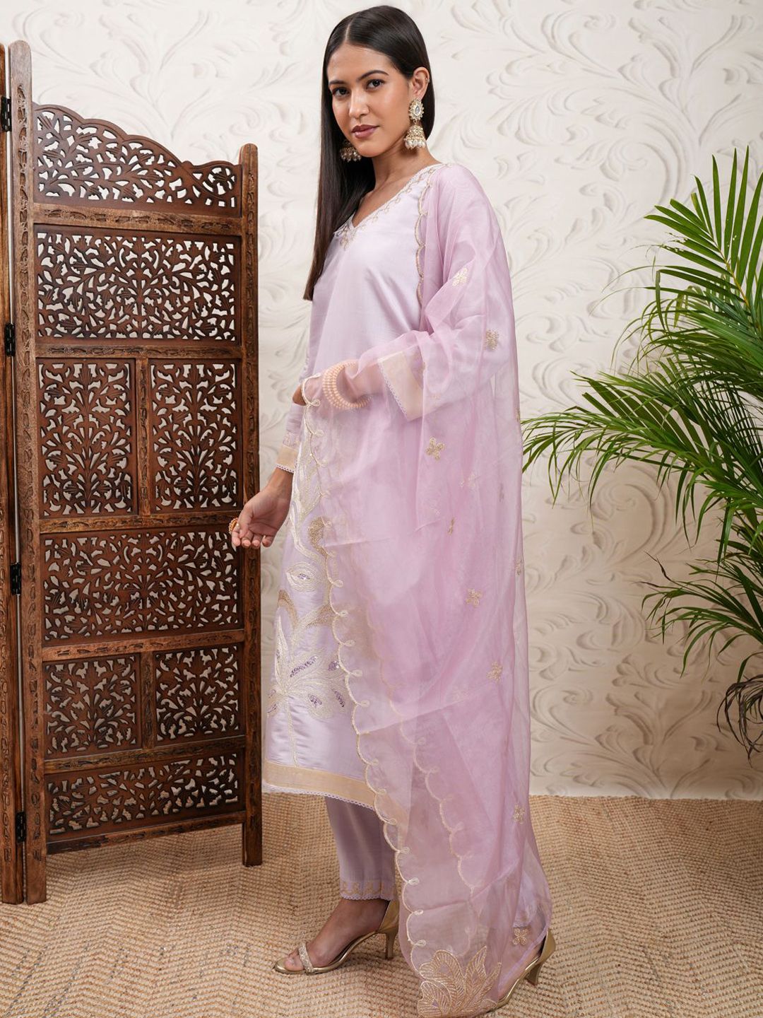 Vishudh Purple Ethnic Motifs Embroidered V Neck Straight Kurta & Trousers With Dupatta