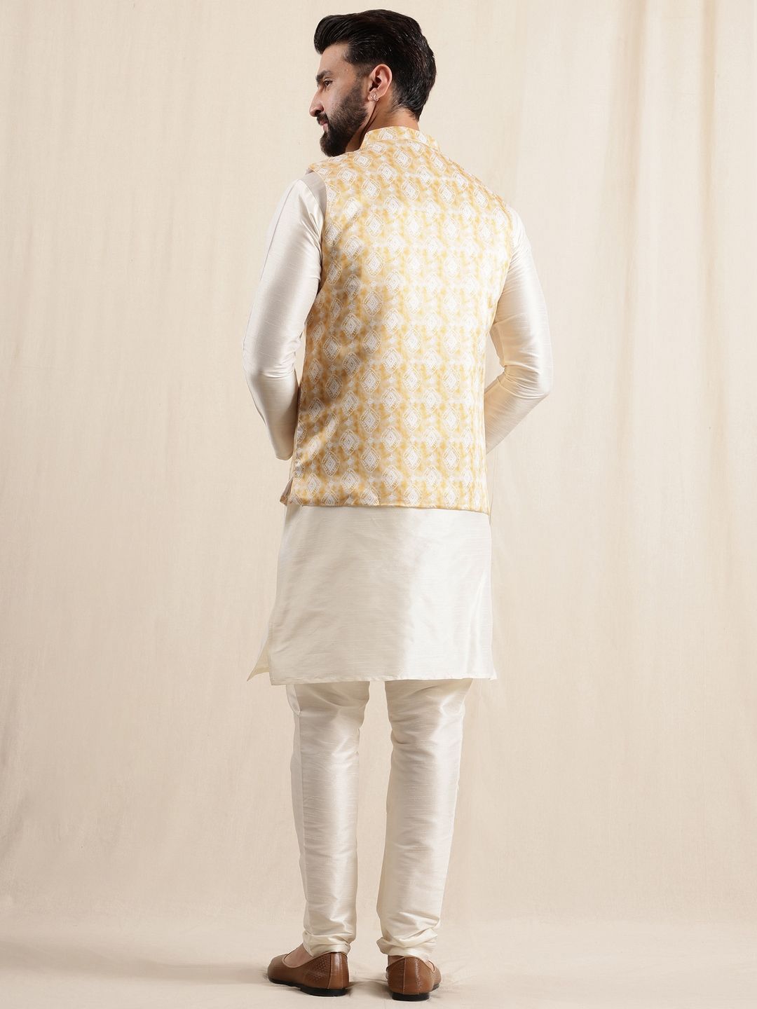 Anouk Men Solid Kurta dengan Seluar & Jaket Nehru