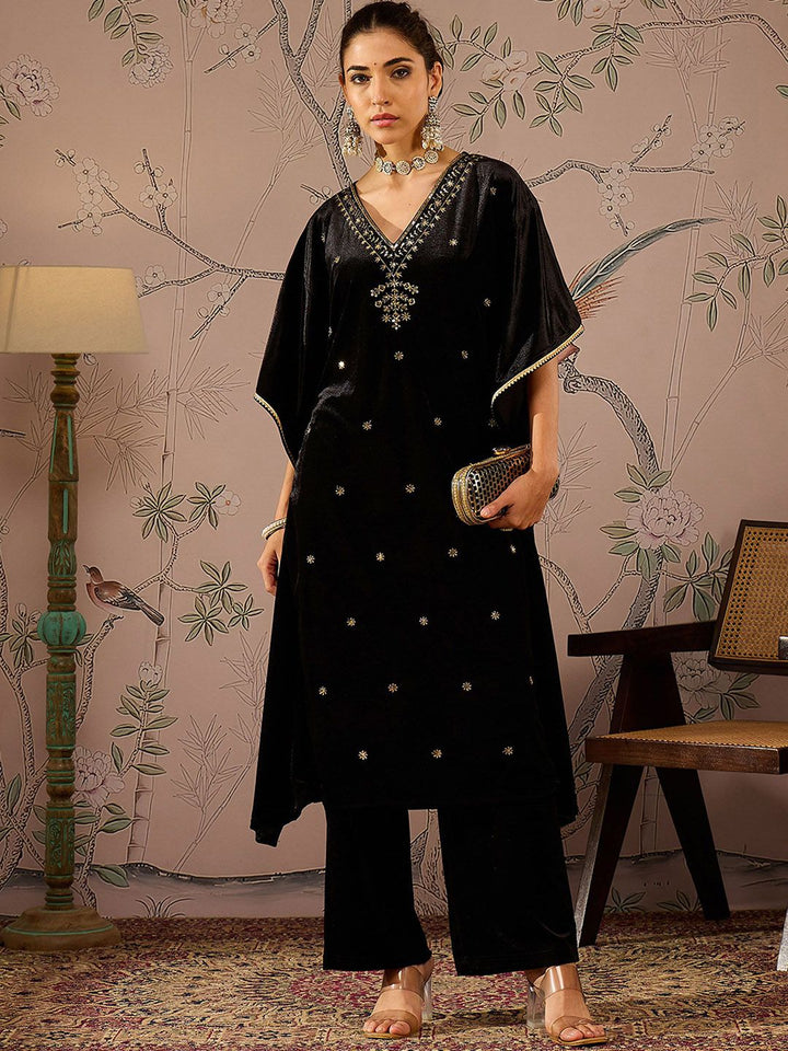 Shae oleh sassafras bunga bersulam v-leher tiga perempat lengan kaftan velvet kurta