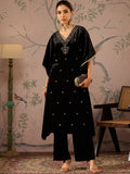 Shae oleh sassafras bunga bersulam v-leher tiga perempat lengan kaftan velvet kurta