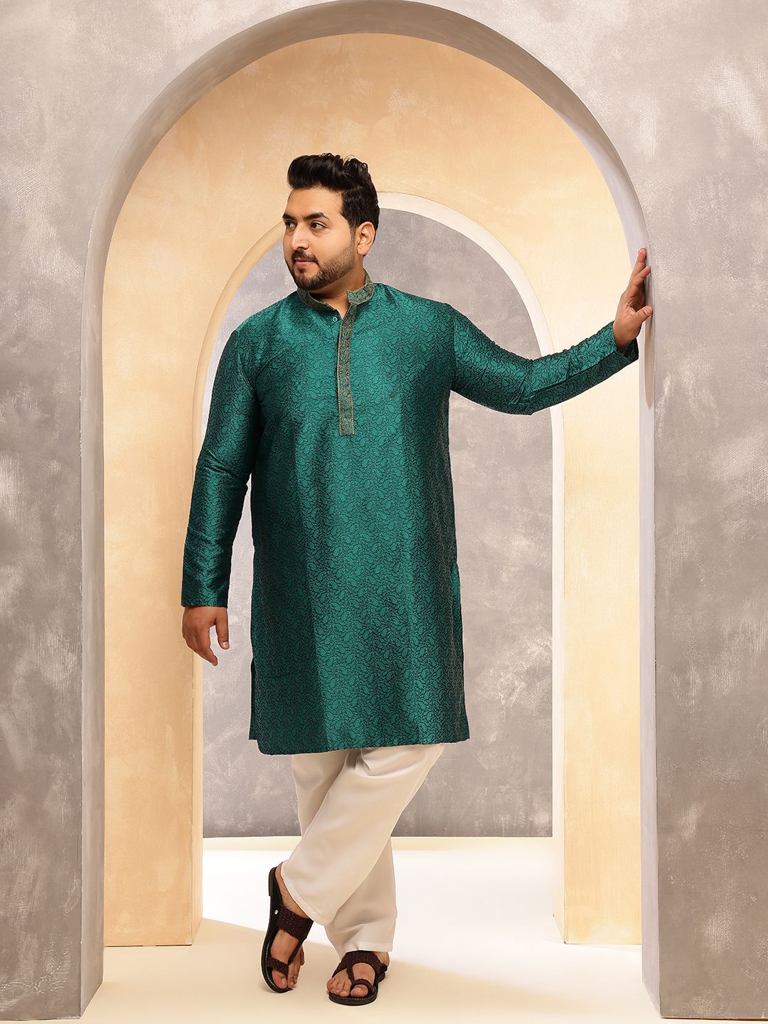SOJANYA PLUS Men Paisley Woven Design Straight Kurta