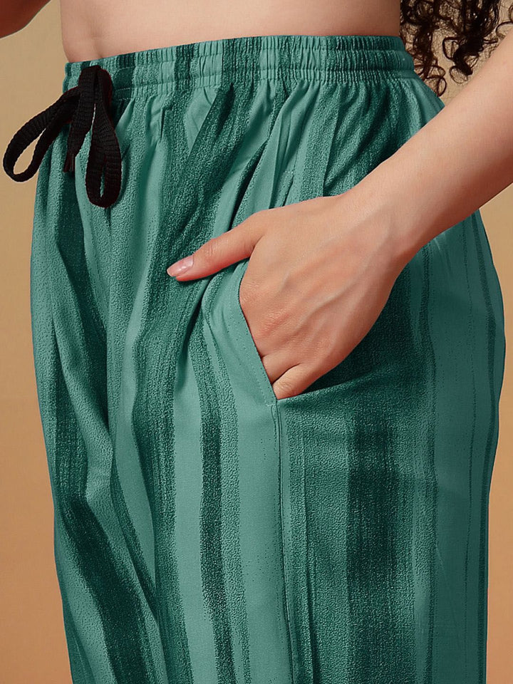 Klotthe wanita bergaris baju baju baju baju malam