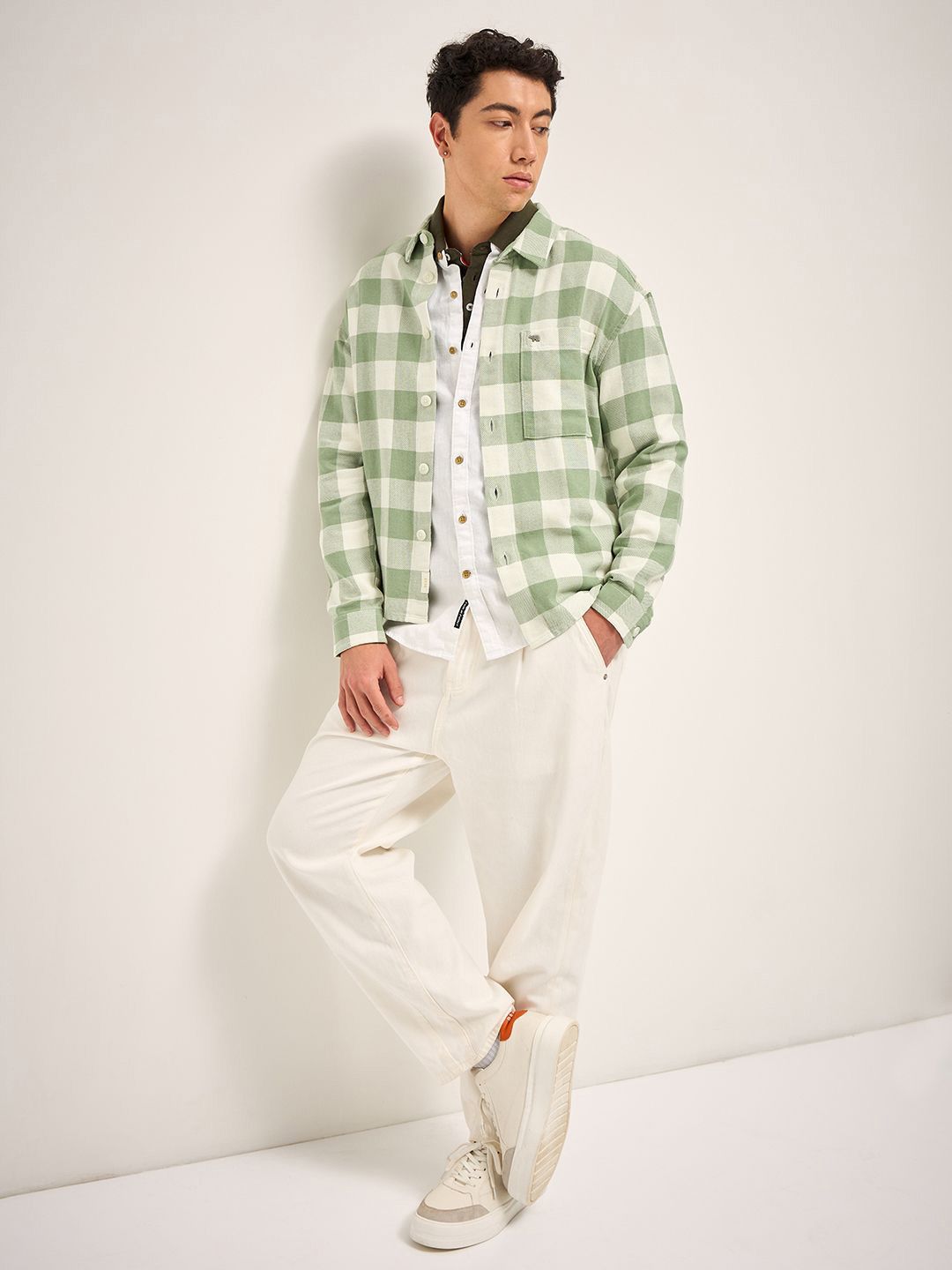 THE BEAR HOUSE Men Spread Collar Buffalo Checked Cotton Relaxed Fit Casual Shirt