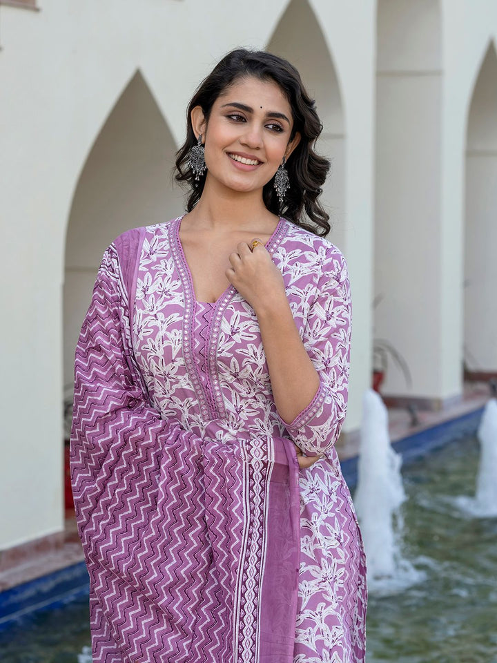 Kalini Wanita Floral Dicetak Kurta Kapas Tulen Biasa Dengan Seluar & Dengan Dupatta