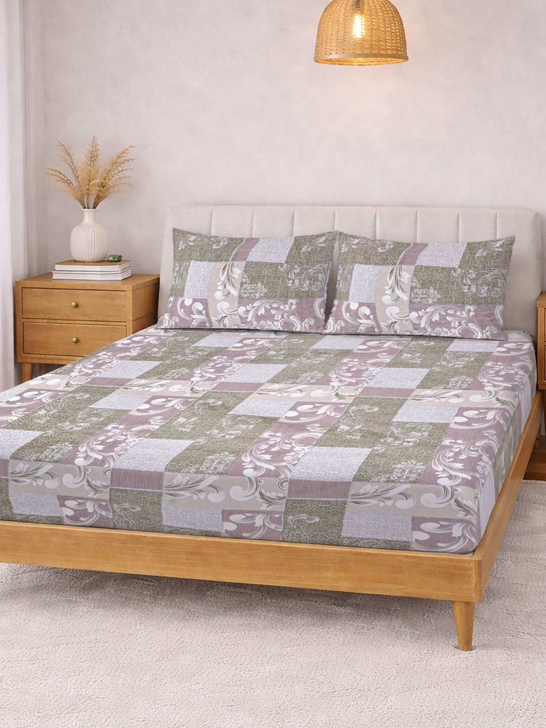 KLOTTHE Pink & White Printed 300 TC King Bedsheet With 2 Pillow Covers- 2.5 m x 2.25 m