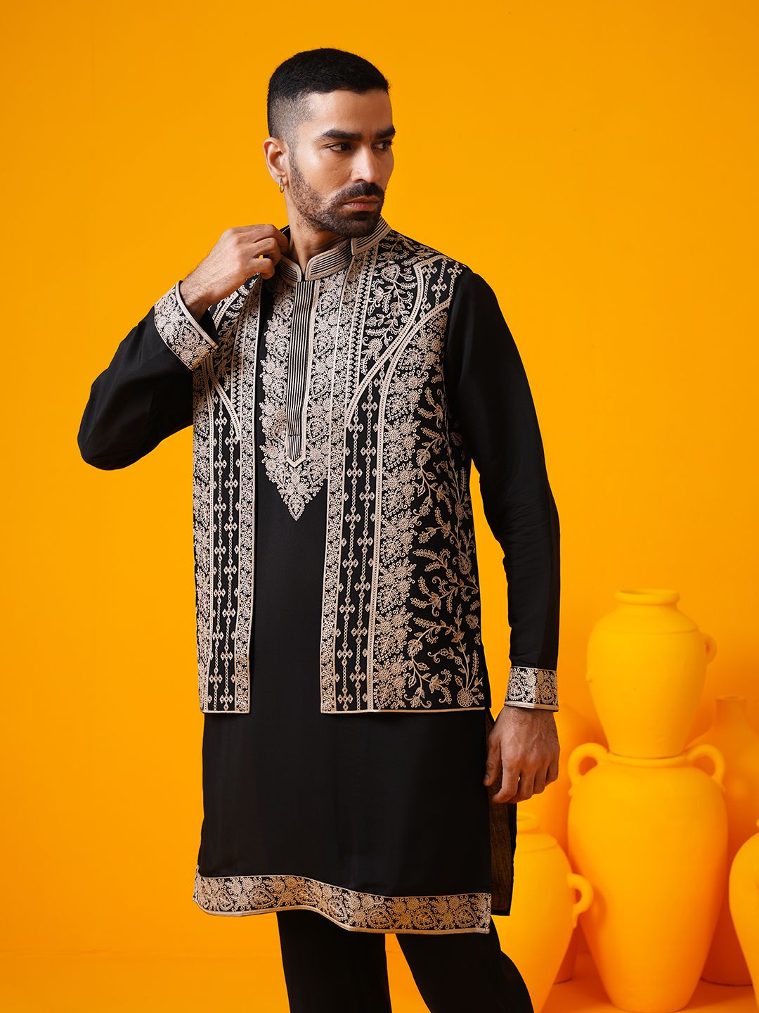 SOJANYA LUXE Motif Etnik Bersulam Kolar Mandarin Kurta Lurus & Seluar & Jaket
