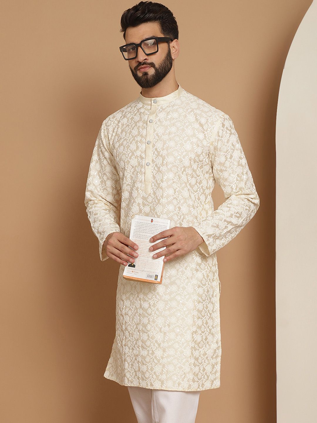 Kurta Kerja Benang Motif Etnik Berwarna Krim Lelaki Anouk