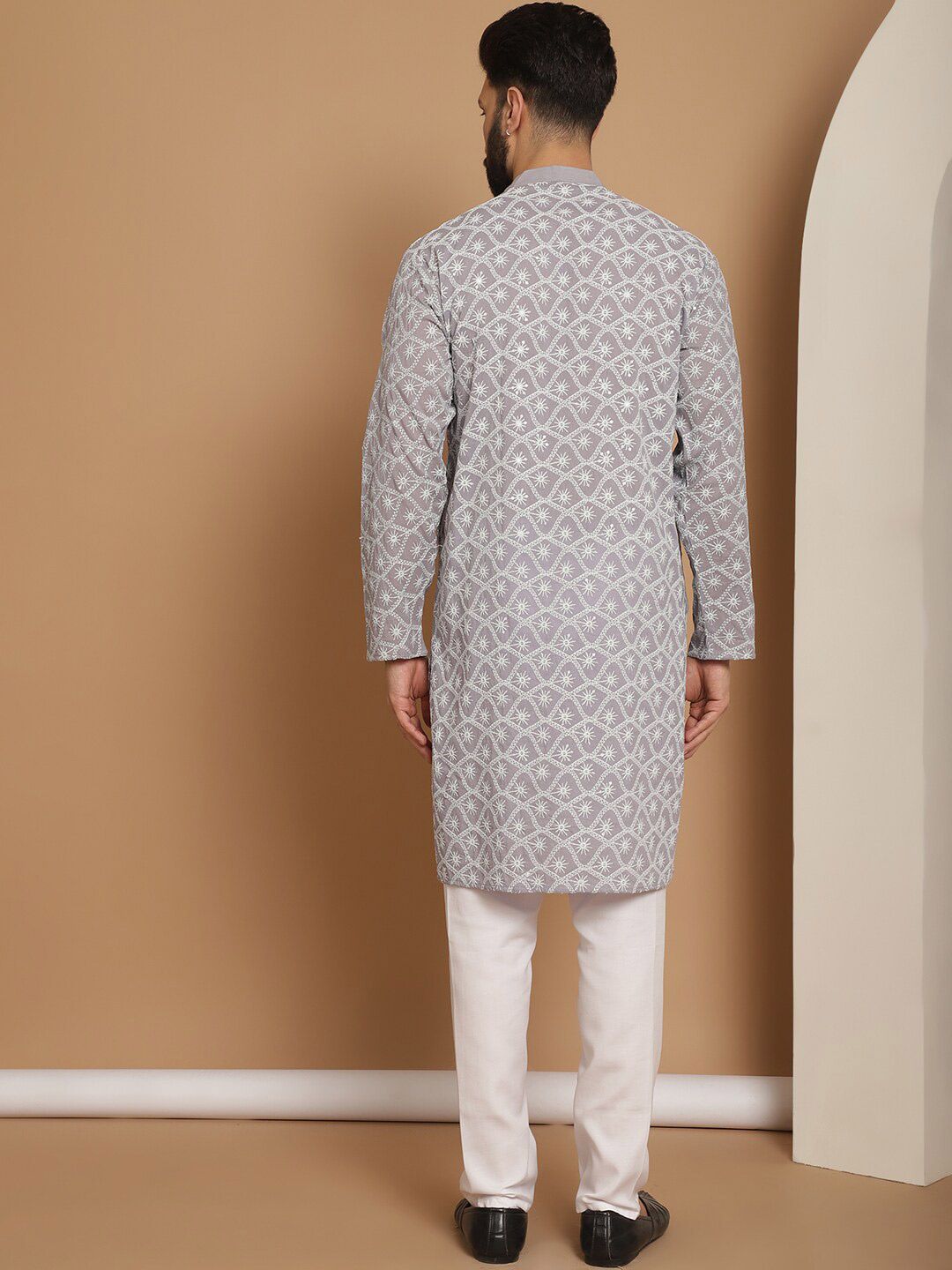 Motif Etnik Anouk Bersulam Benang Biasa Bekerja Kurta Kapas Tulen dengan Churidar