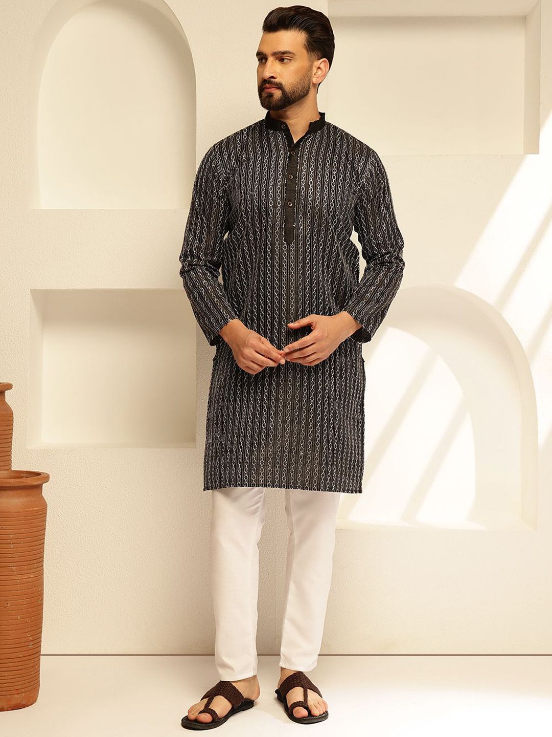 SOJANYA Geometric Embroidered Thread Work Straight Kurta