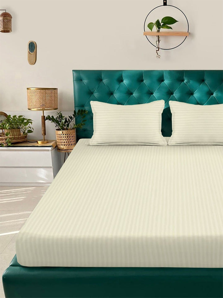 Myntra Elegant Homes Berwarna Krim & Berjalur Putih Cadar 300 TC King dengan 2 Sarung Bantal
