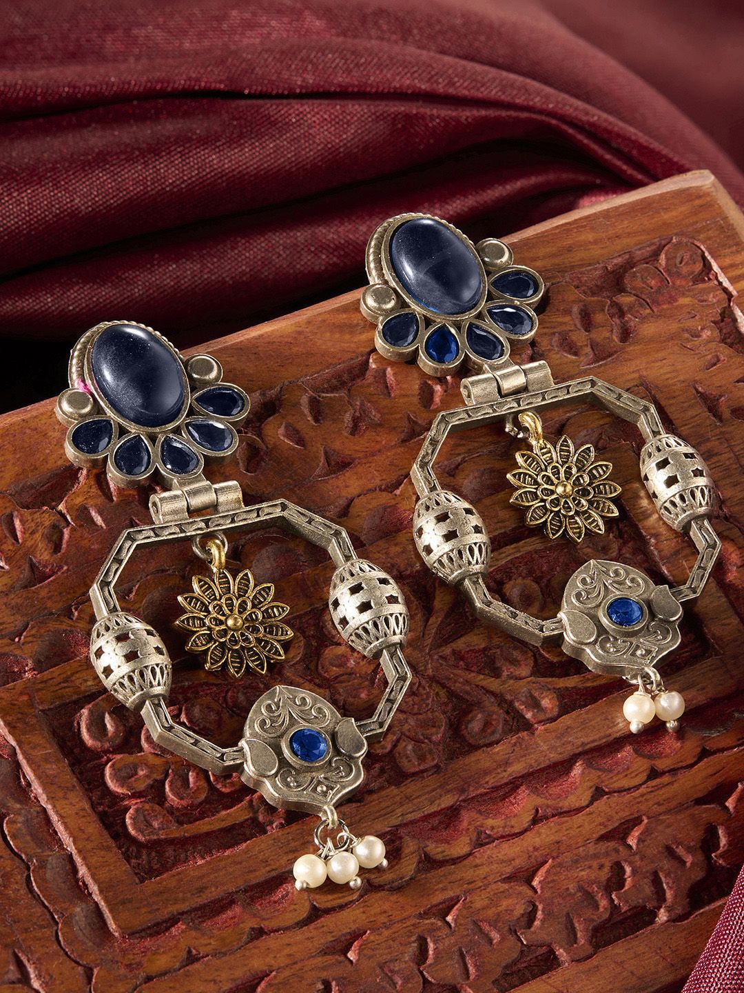 Priyaasi Silver-Pakal Batu Kontemporari Berkala & Manik-manik Anting-anting Kemp