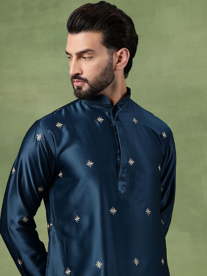 SOJANYA Men Floral Embroidered Thread Work Kurta