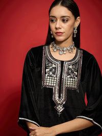 Shae by SASSAFRAS Women Embroidered Grandeur & Majestic Artwork Velvet Kurta