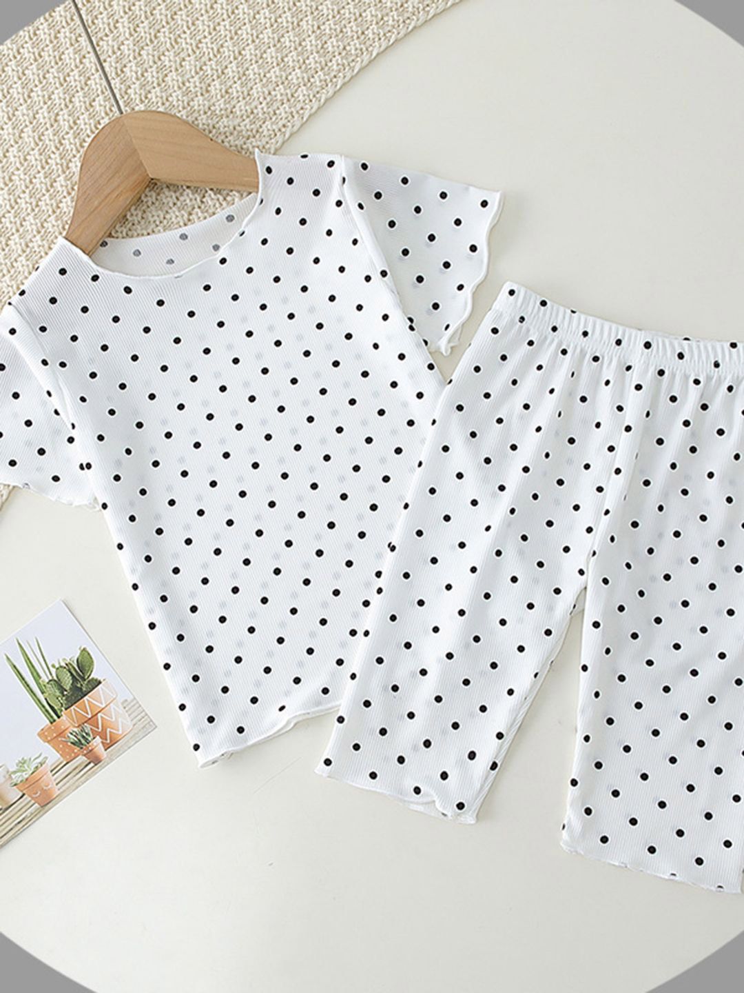 YK Girls Printed T-shirt with Capris Nightsuits