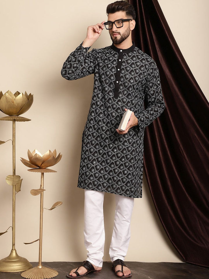 Motif Etnik Anouk Bersulam Kurta Kapas Tulen Labuci dengan Churidar