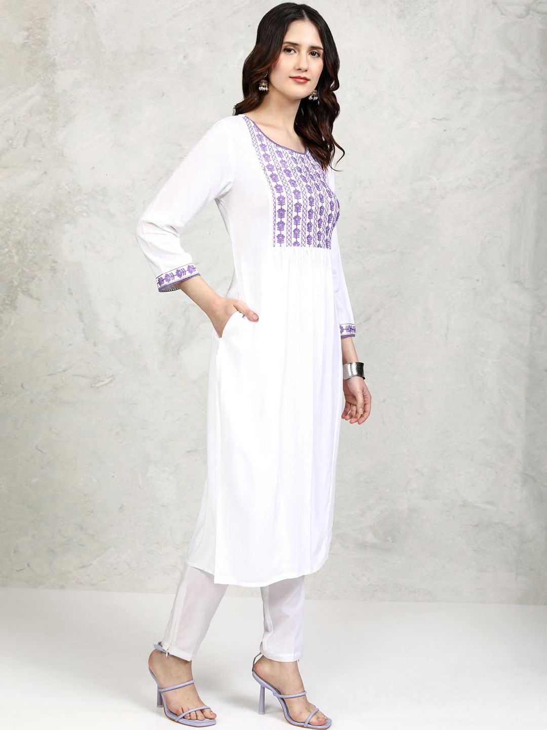 Vishudh White Floral Embroidered Thread Work Round Neck Straight Kurta