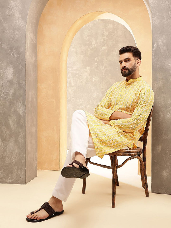 Anouk Yellow Geometric Sulam Mandarin Collar Straight Pure Cotton Fusion Kurta dengan Piyama