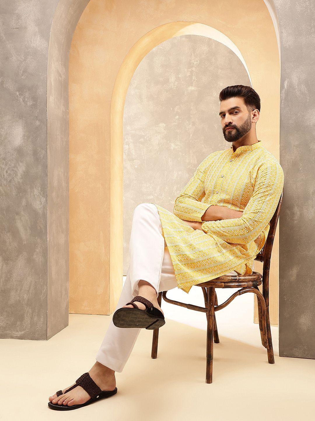 Anouk Yellow Geometric Sulam Mandarin Collar Straight Pure Cotton Fusion Kurta dengan Piyama