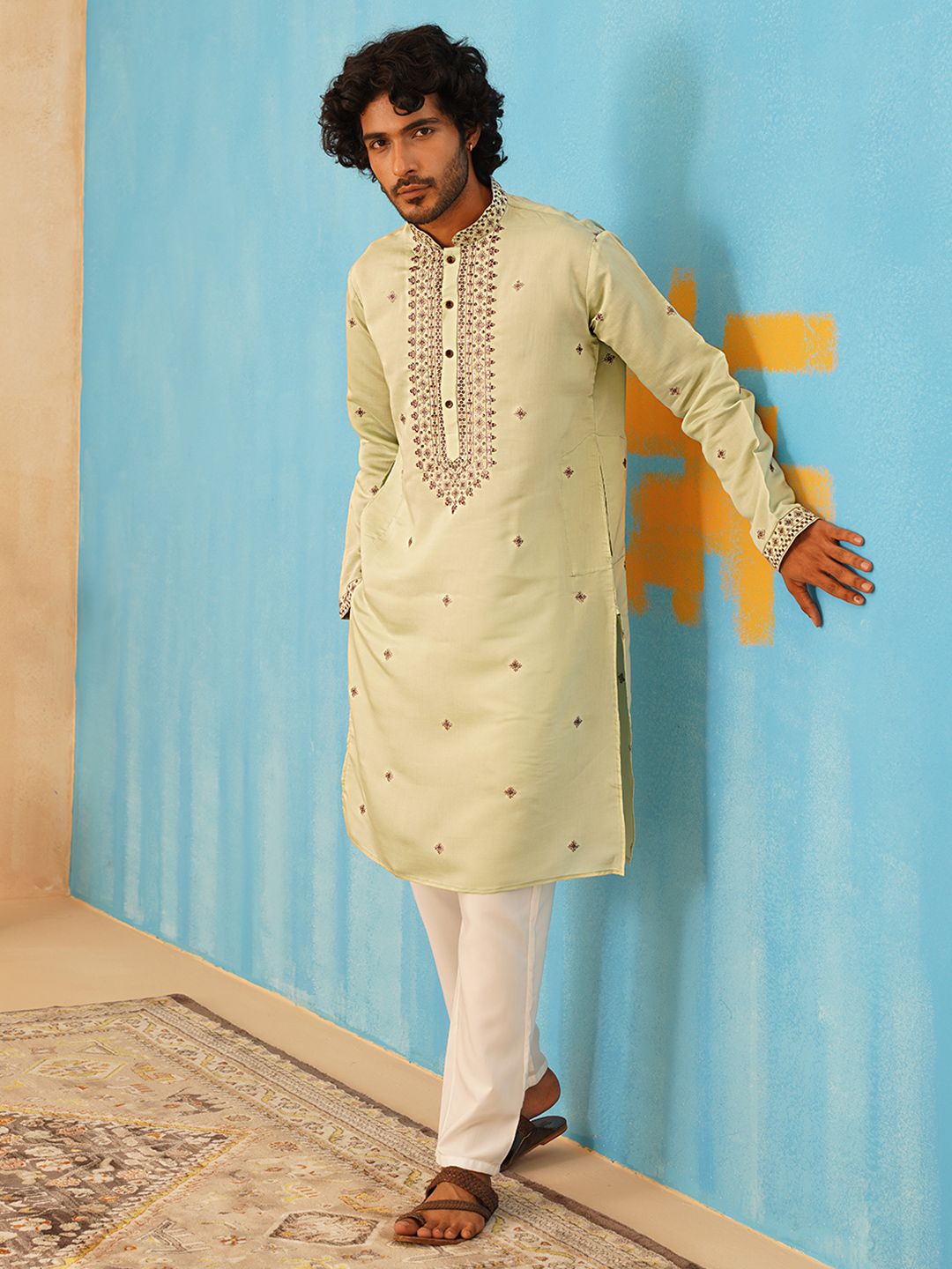 Jompers Floral bersulam Mandarin Collar Kurta dengan seluar
