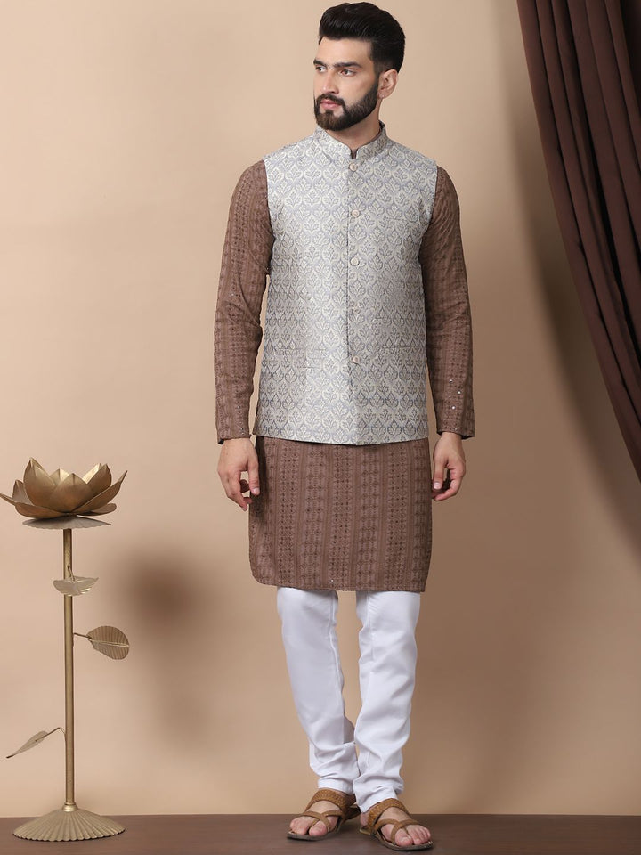 Kurta Kapas Tulen Bersulam Bunga Anouk Coklat Bersulam Labuci dengan Jaket Churidar & Nehru