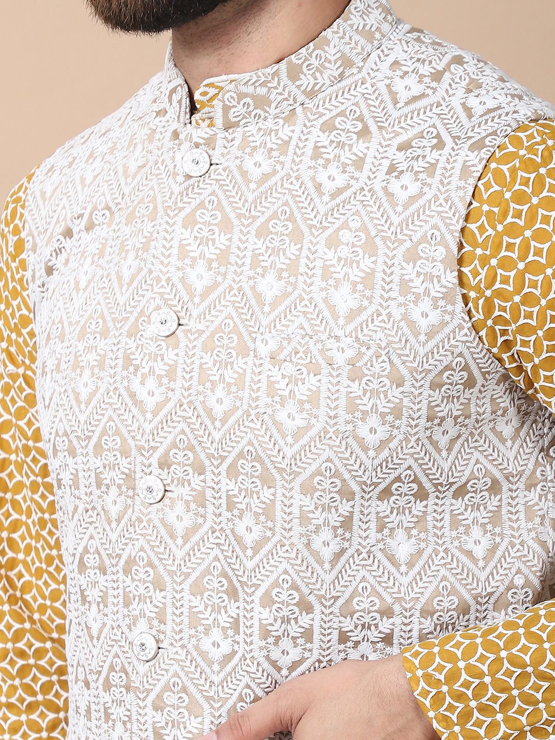 Kurta Kapas Tulen Bersulam Geometri Anouk Mustard Kuning dengan Jaket Churidar & Nehru