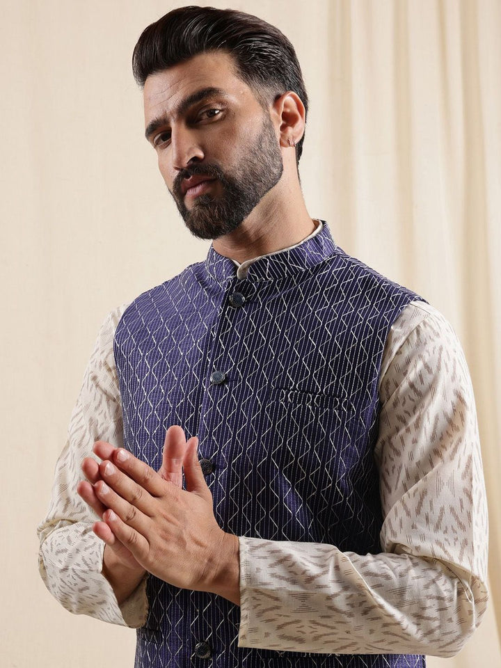 Anouk Men Ikat Printed Kurta dengan Piyama & Sulam Jaket Nehru