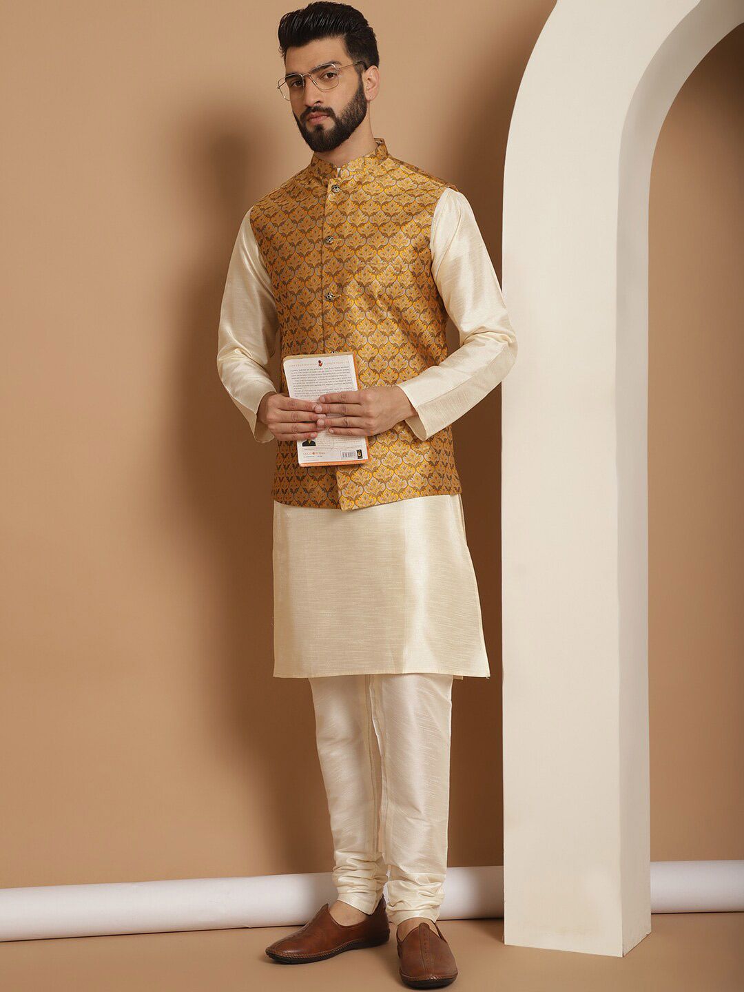 Anouk Mandarin Collar Knee Length Kurta Biasa dengan Churidar