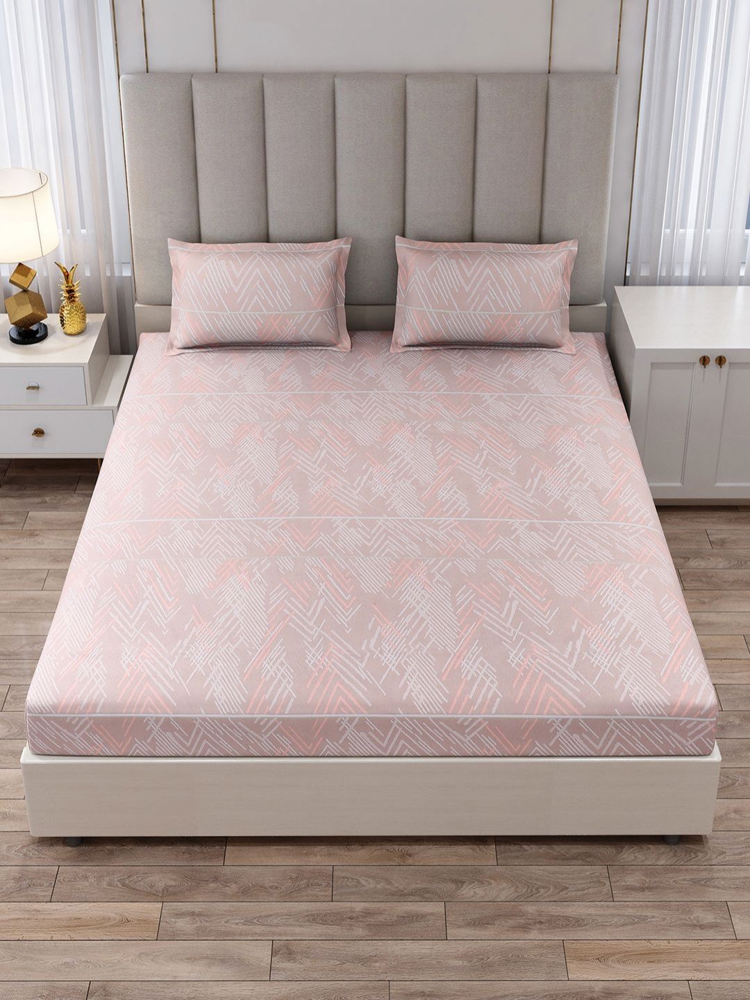 Monte Carlo Peach-Coloured & White Geometric 130 TC King Bedsheet Set-2.75 m x 2.75 m