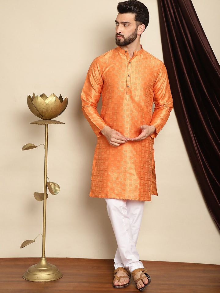 Anouk Orange Mandarin Collar Geometric Woven Design Kurta Sutera Jacquard dengan Piyama
