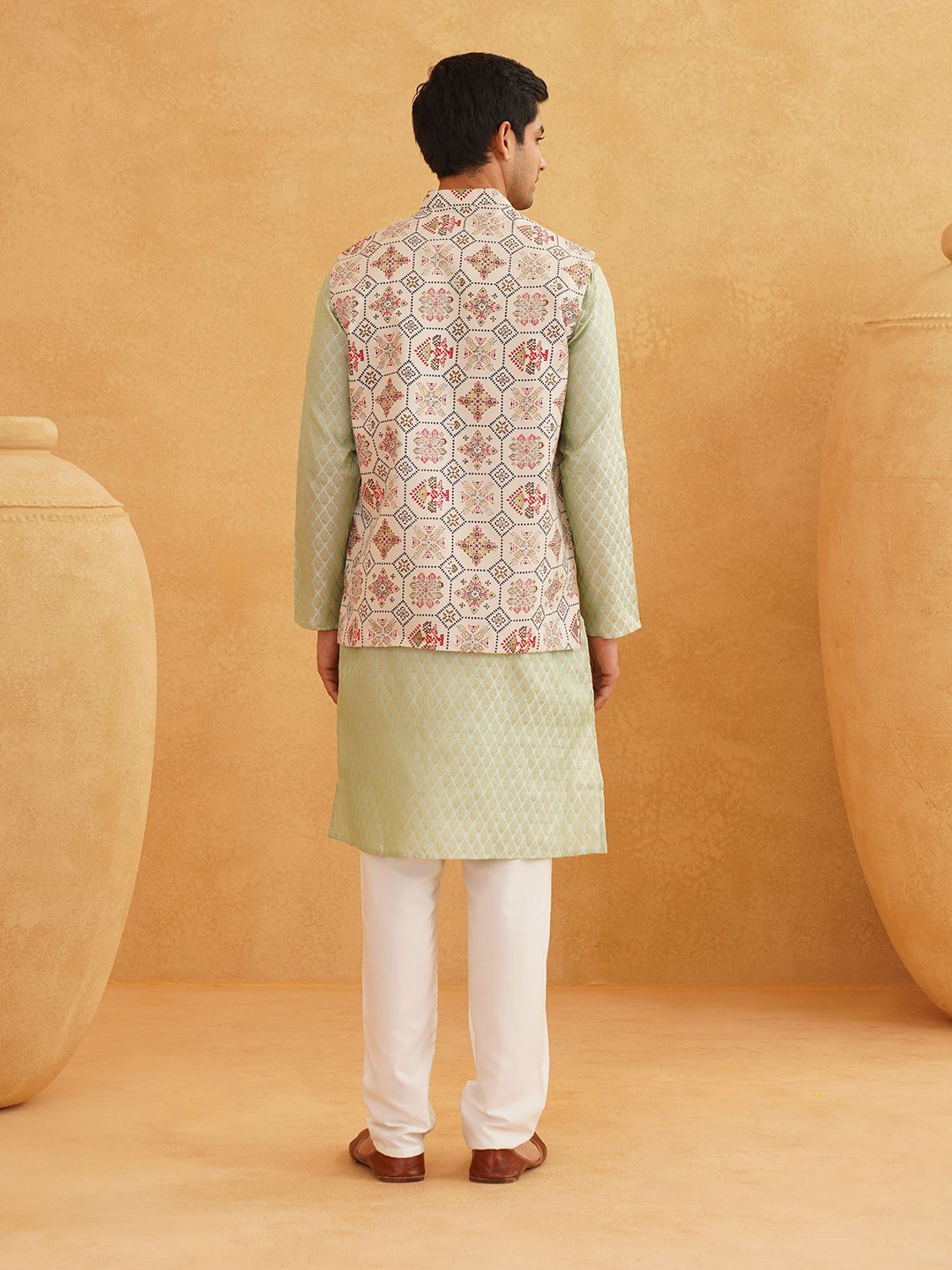 SOJANYA Motif Etnik Reka bentuk tenunan Kurta Kolar Mandarin Dengan Jaket Churidar Dan Nehru