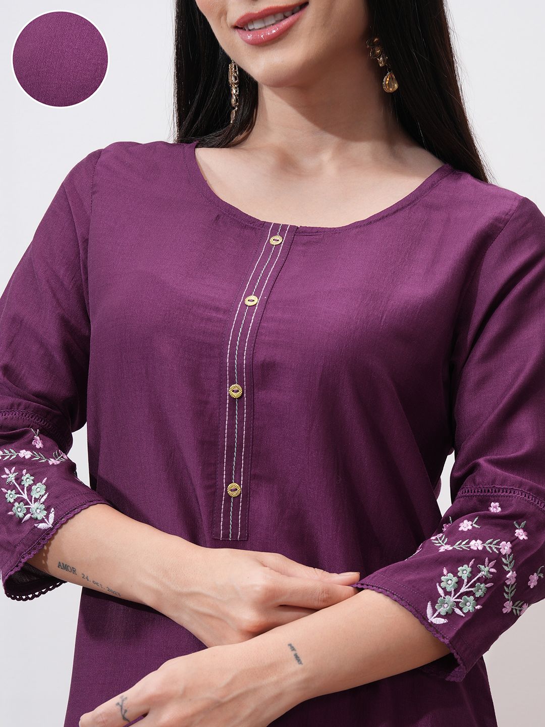 Vishudh Round Neck Three-Quarter Sleeves Thread Work Straight Kurta